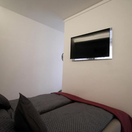 Modern Studio A Belvaros Koezepen Parkoloval- Kata Studioapartman ジュール エクステリア 写真