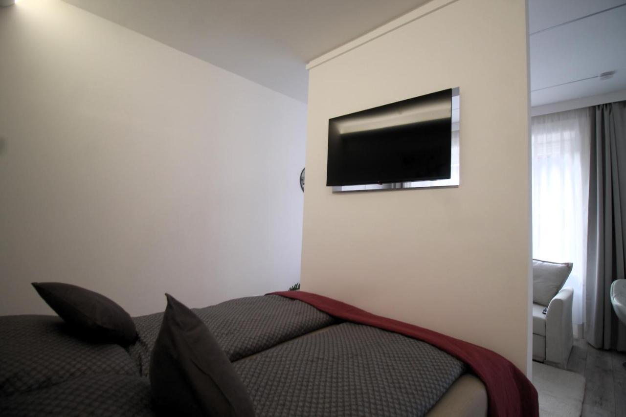 Modern Studio A Belvaros Koezepen Parkoloval- Kata Studioapartman ジュール エクステリア 写真