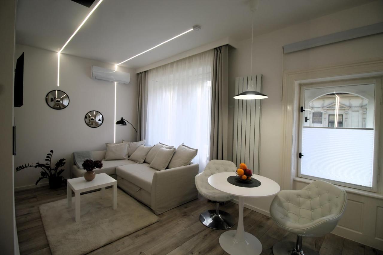 Modern Studio A Belvaros Koezepen Parkoloval- Kata Studioapartman ジュール エクステリア 写真