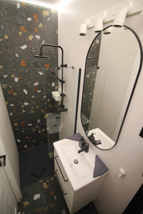 Modern Studio A Belvaros Koezepen Parkoloval- Kata Studioapartman ジュール エクステリア 写真