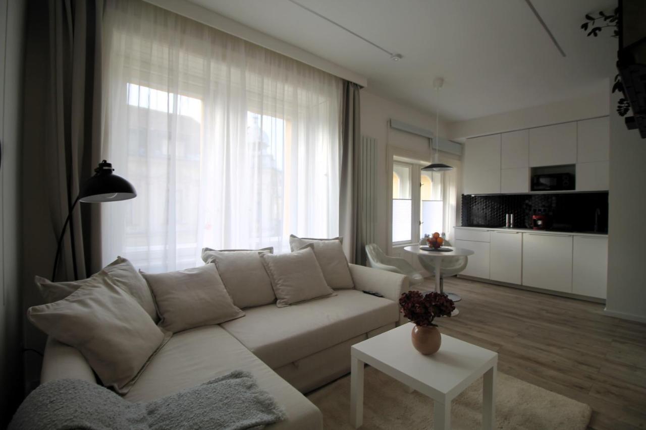 Modern Studio A Belvaros Koezepen Parkoloval- Kata Studioapartman ジュール エクステリア 写真
