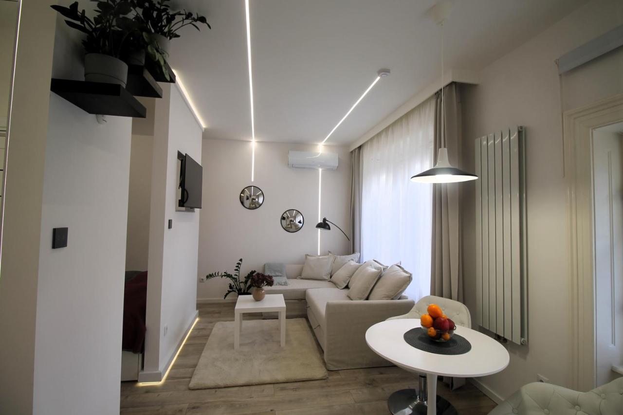 Modern Studio A Belvaros Koezepen Parkoloval- Kata Studioapartman ジュール エクステリア 写真