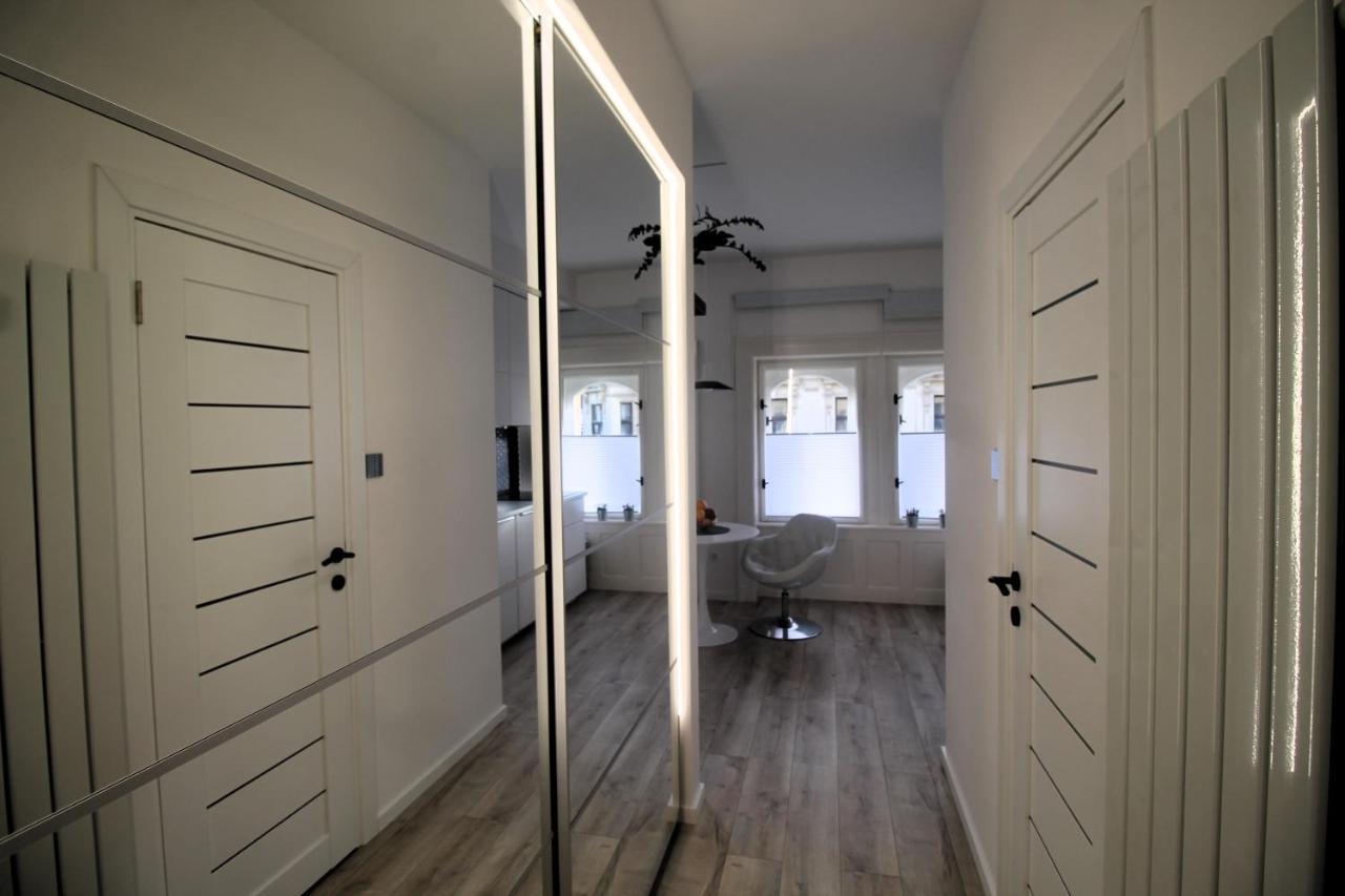 Modern Studio A Belvaros Koezepen Parkoloval- Kata Studioapartman ジュール エクステリア 写真