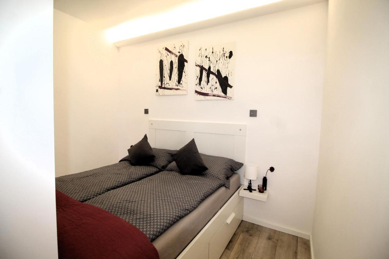 Modern Studio A Belvaros Koezepen Parkoloval- Kata Studioapartman ジュール エクステリア 写真
